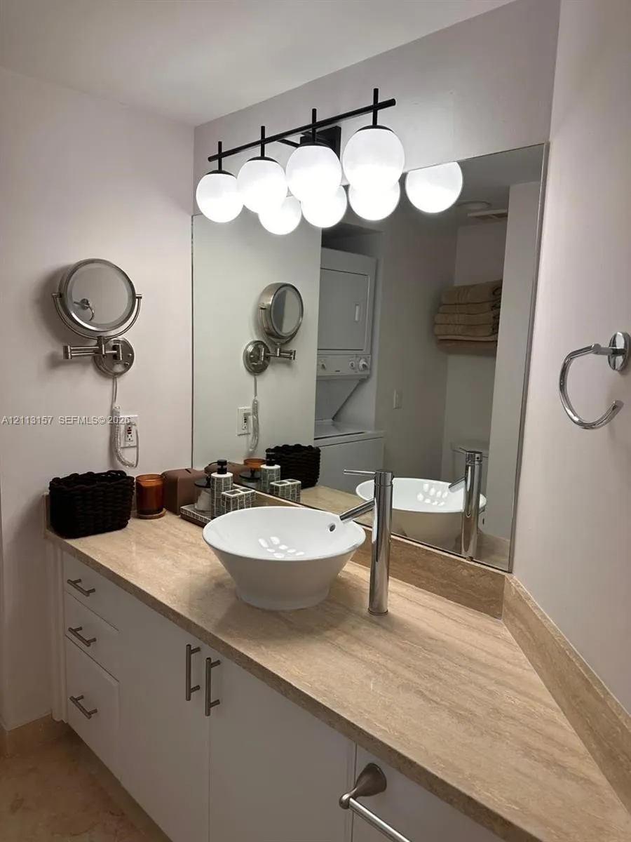 1000 W Island Boulevard #2210
