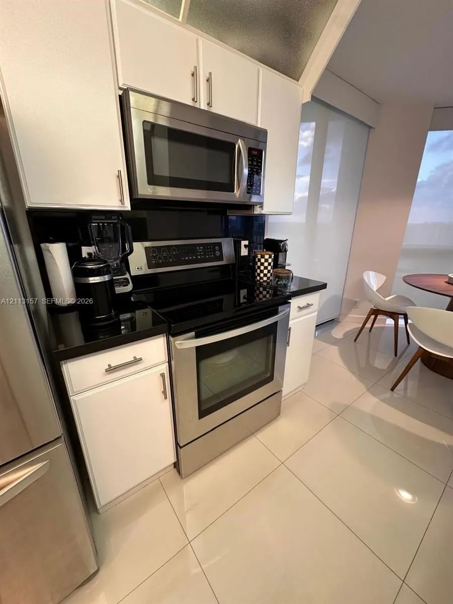 1000 W Island Boulevard #2210