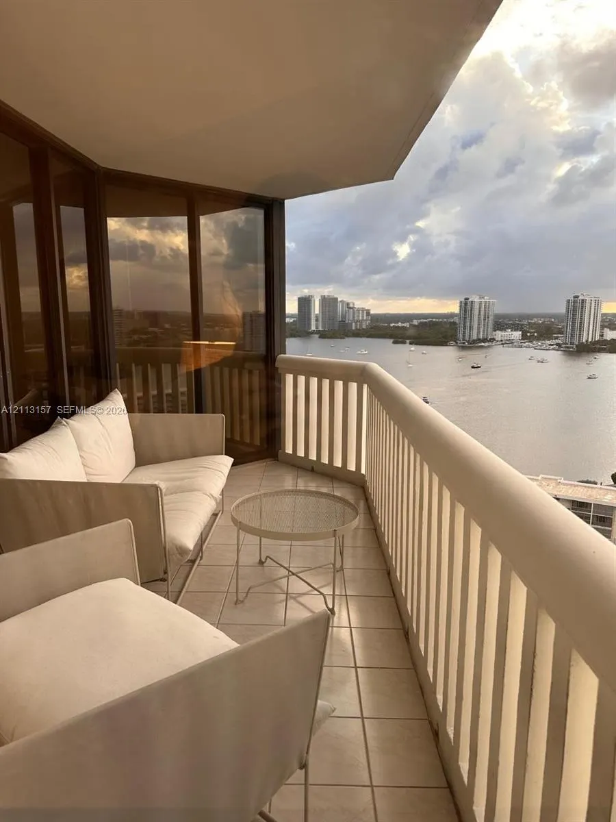 1000 W Island Boulevard #2210