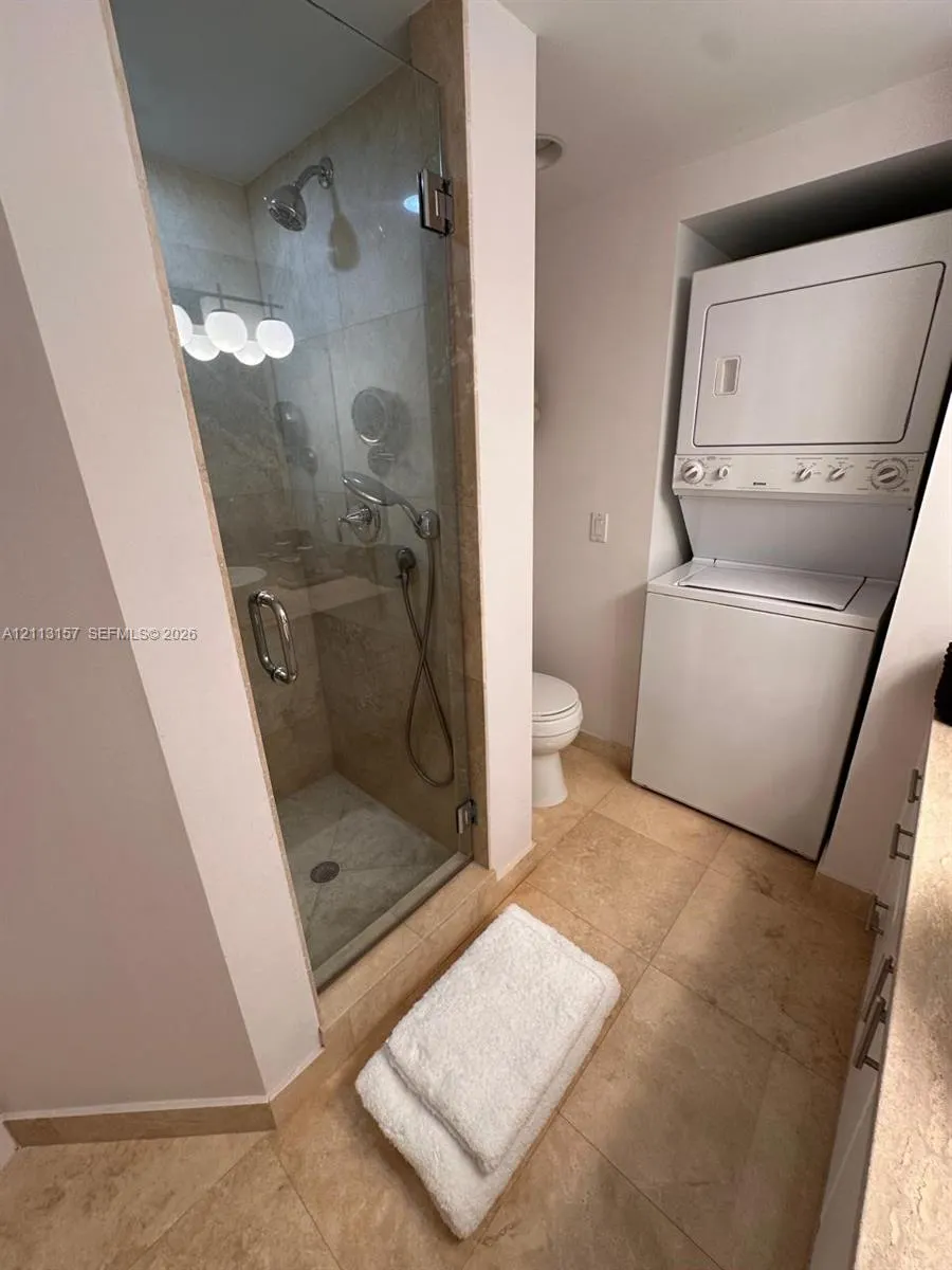 1000 W Island Boulevard #2210