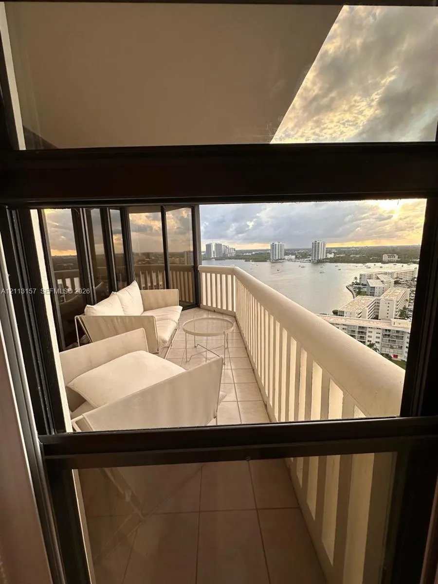 1000 W Island Boulevard #2210