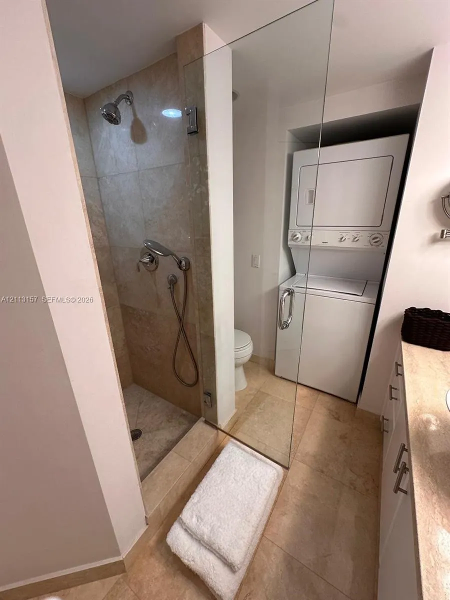 1000 W Island Boulevard #2210