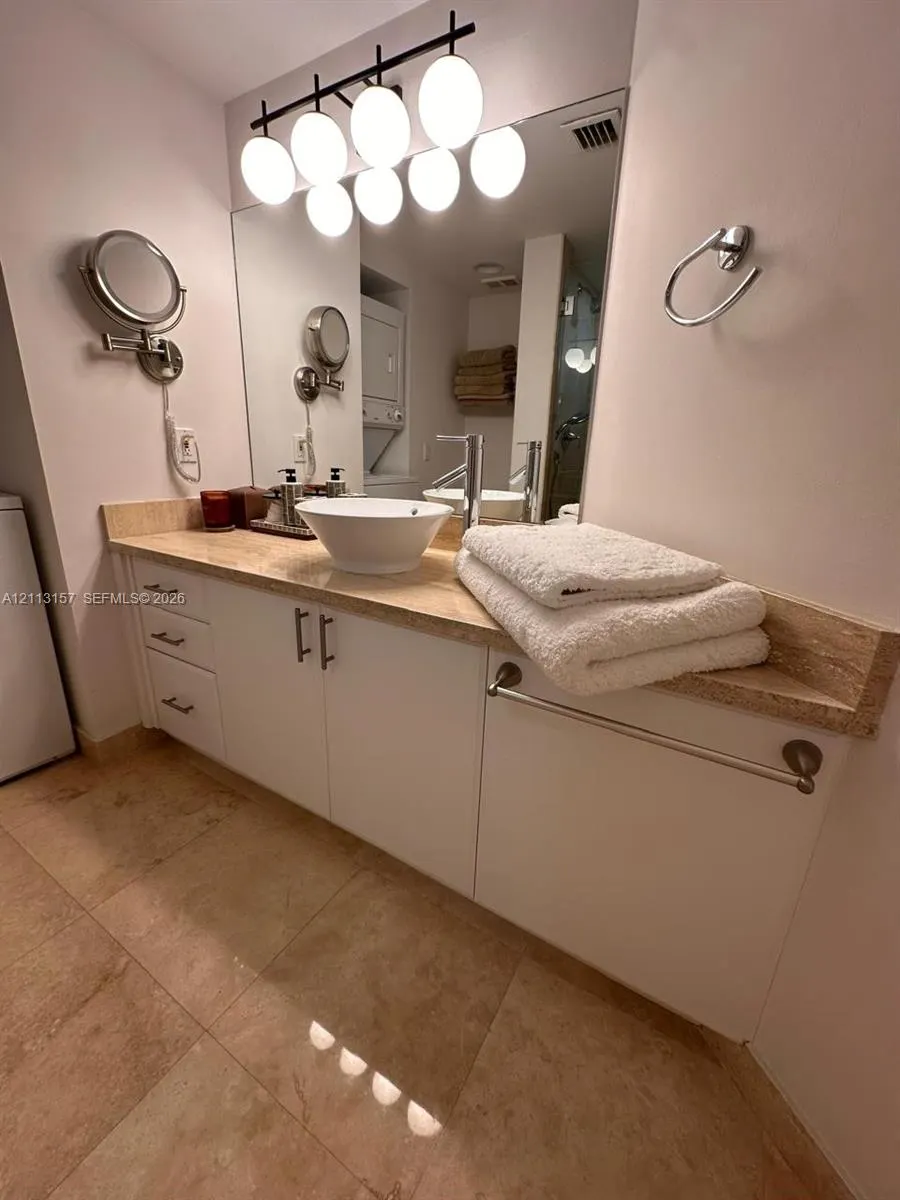 1000 W Island Boulevard #2210