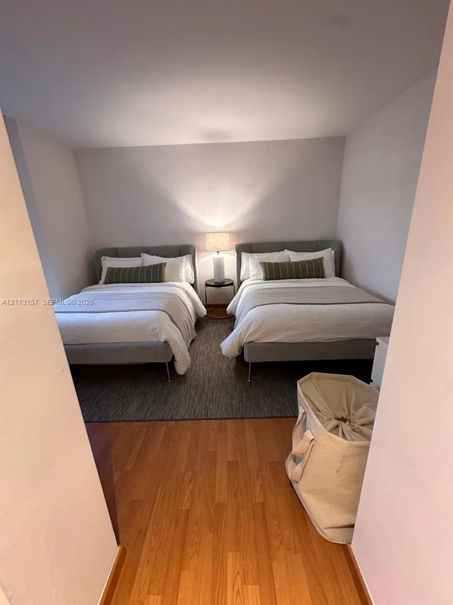 1000 W Island Boulevard #2210