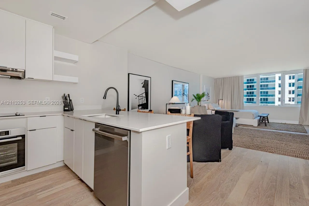 2301 Collins Avenue #914