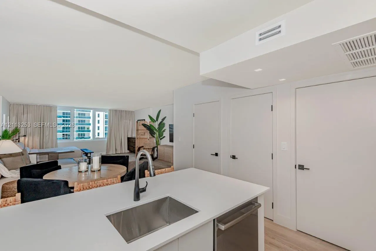 2301 Collins Avenue #914