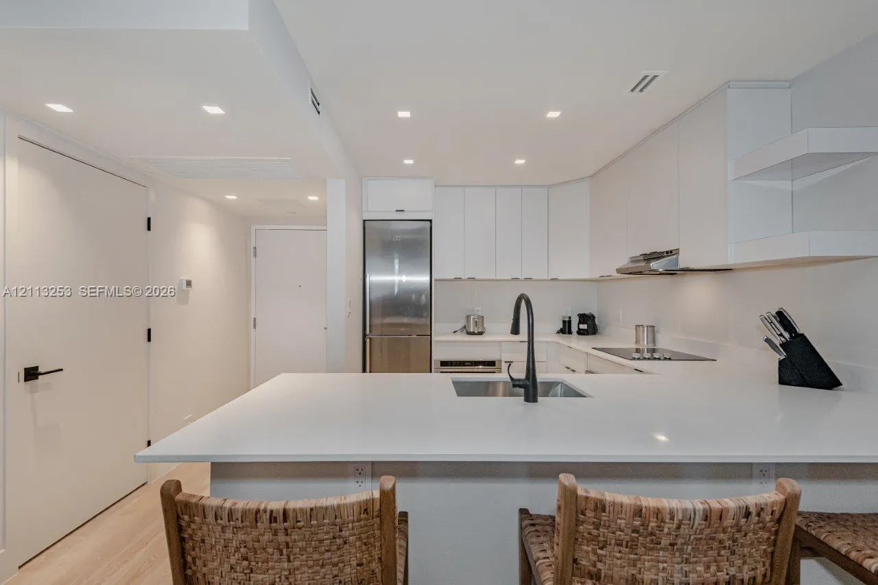 2301 Collins Avenue #914