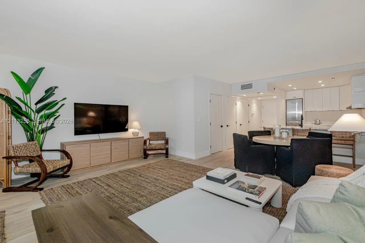 2301 Collins Avenue #914