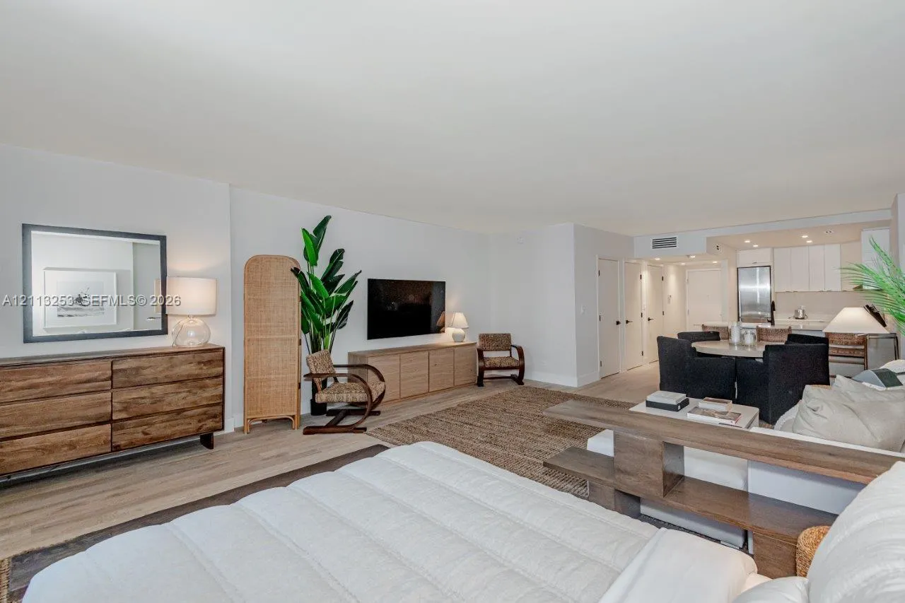 2301 Collins Avenue #914
