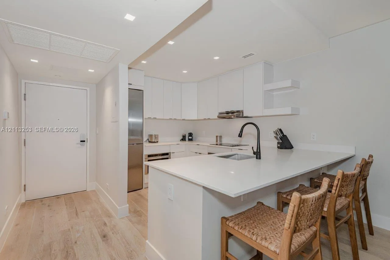 2301 Collins Avenue #914