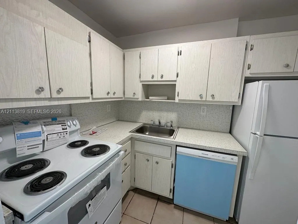 2899 Collins Avenue #848