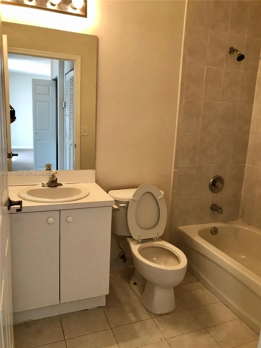2733 NE 3rd Court #103