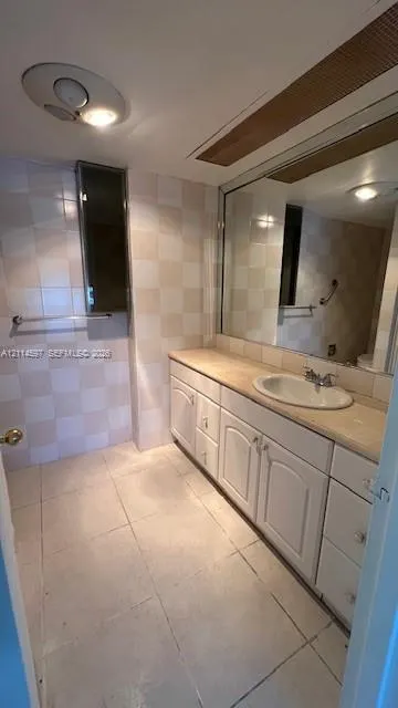 5255 Collins Avenue #5J