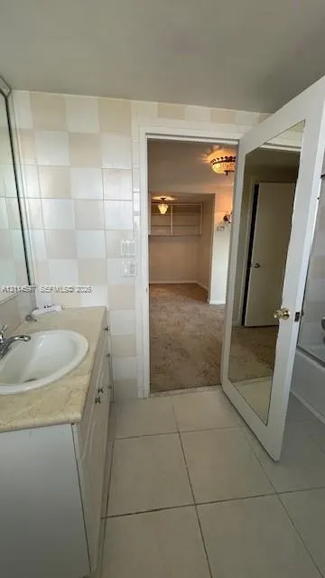 5255 Collins Avenue #5J