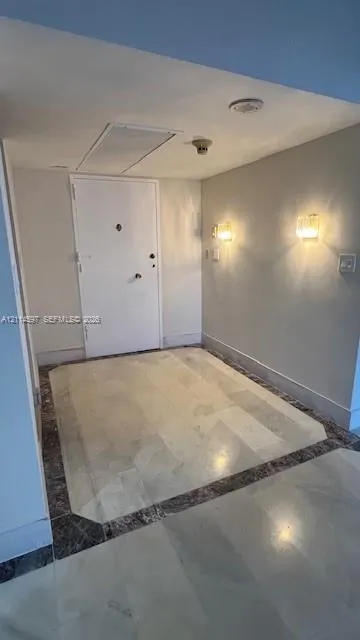5255 Collins Avenue #5J