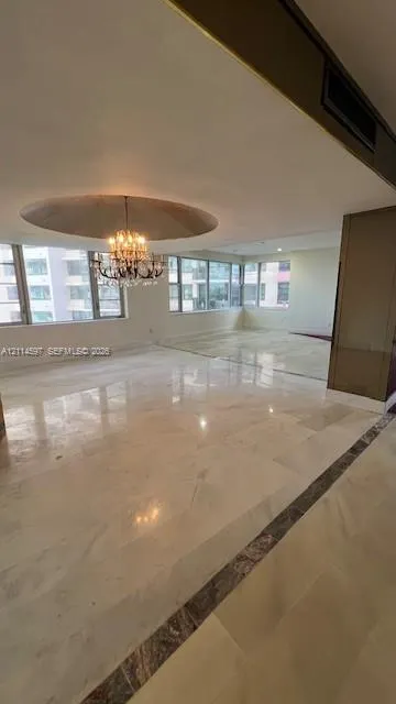 5255 Collins Avenue #5J