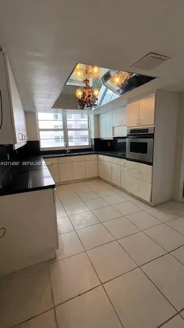 5255 Collins Avenue #5J