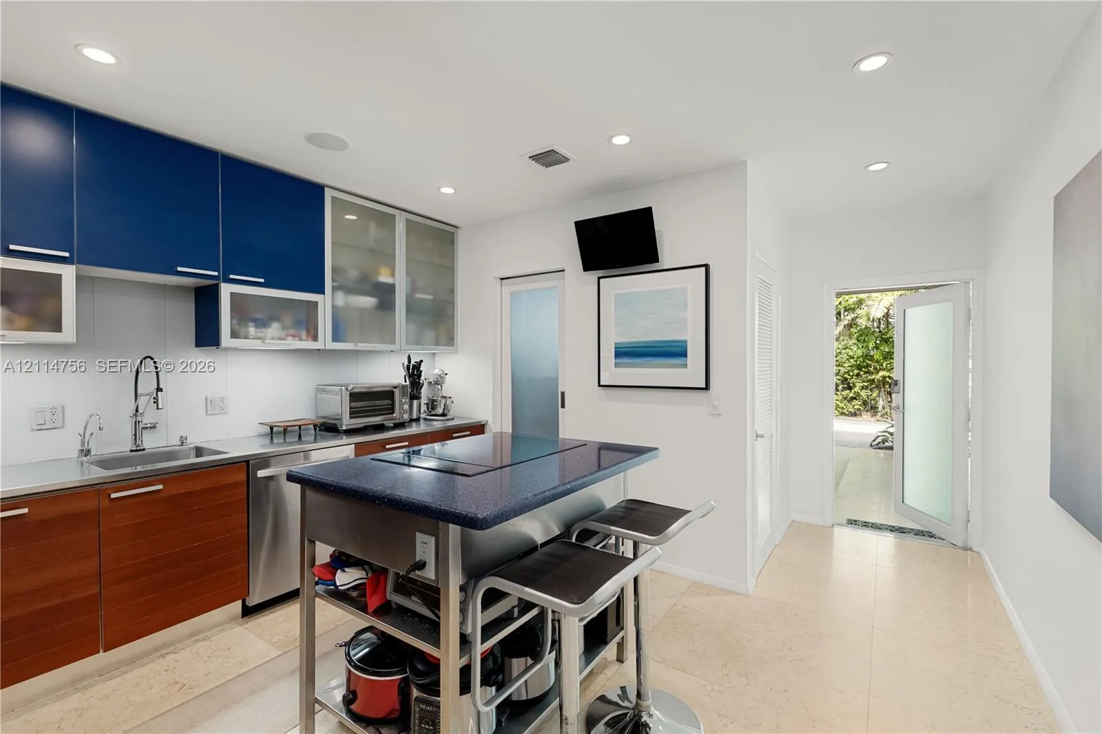 6011 N Bayshore Drive #9