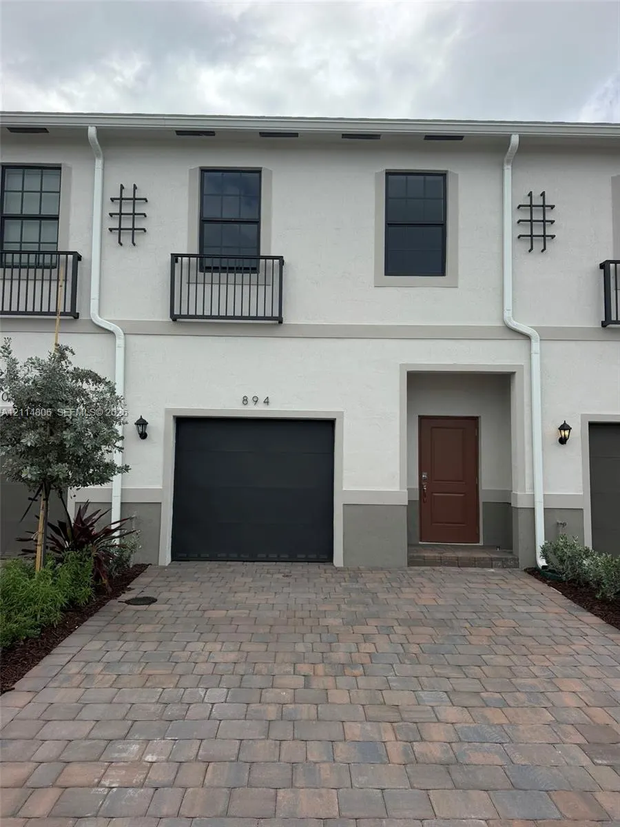 894 SW 11th Way