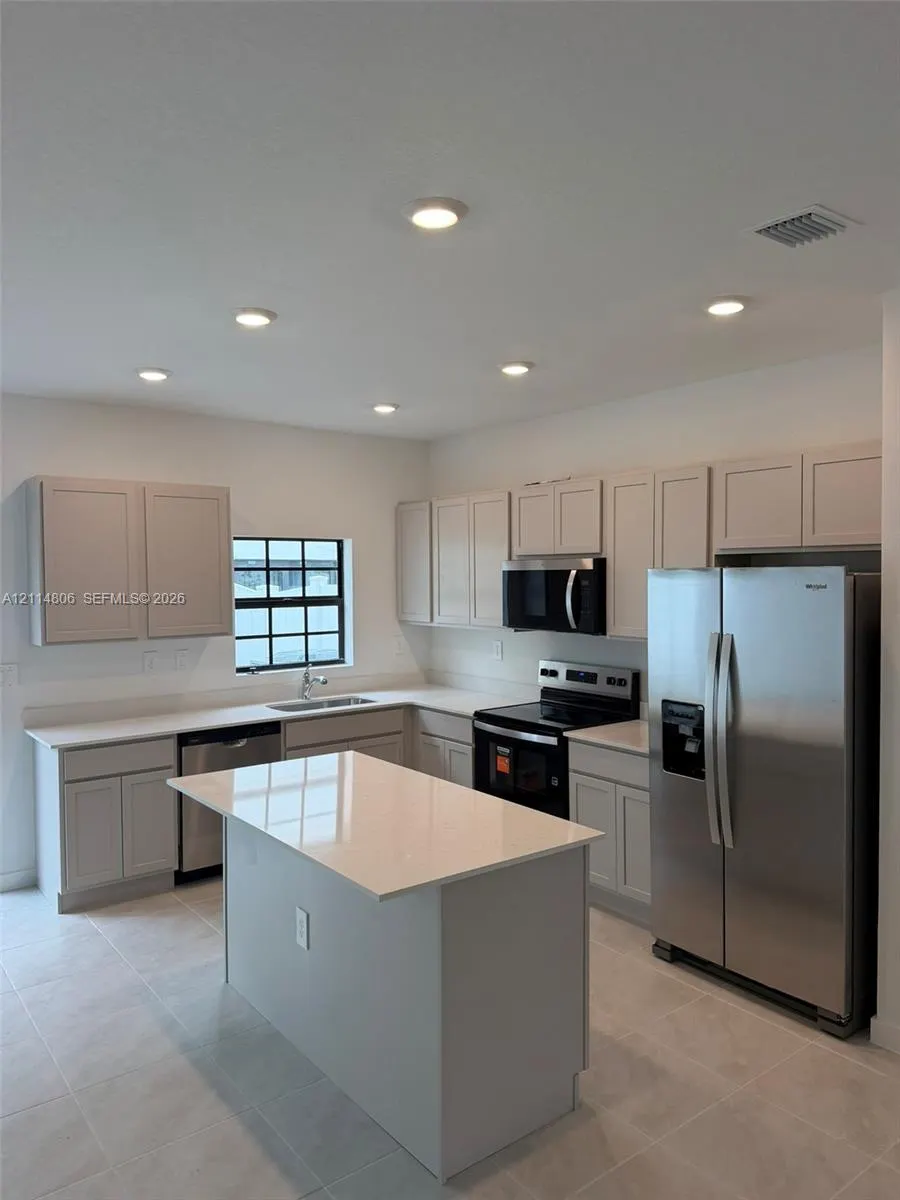 894 SW 11th Way