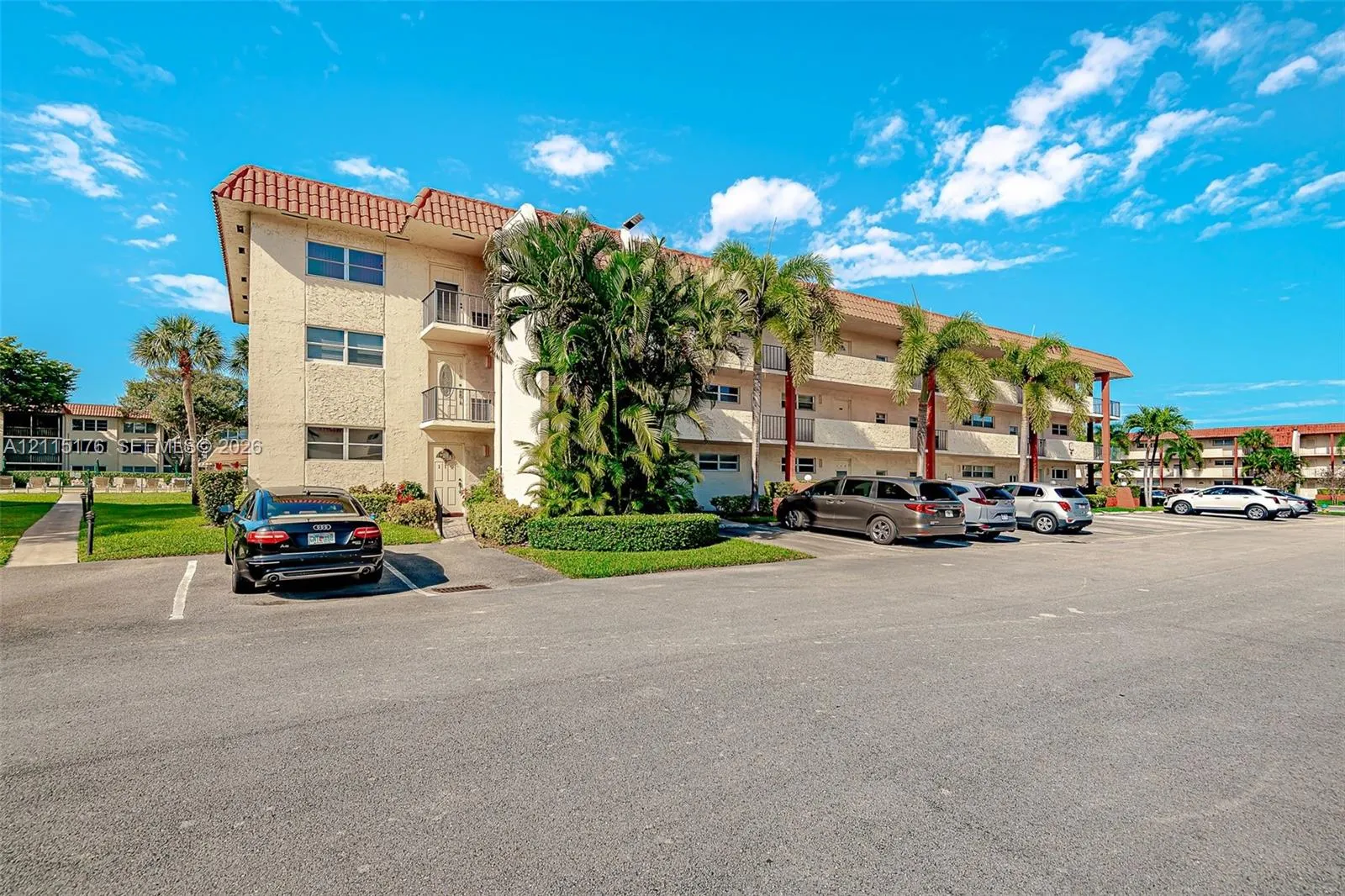 9410 N Hollybrook Lake Drive #109