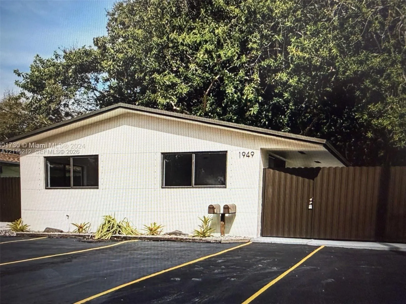 1949 Riverside Drive #2
