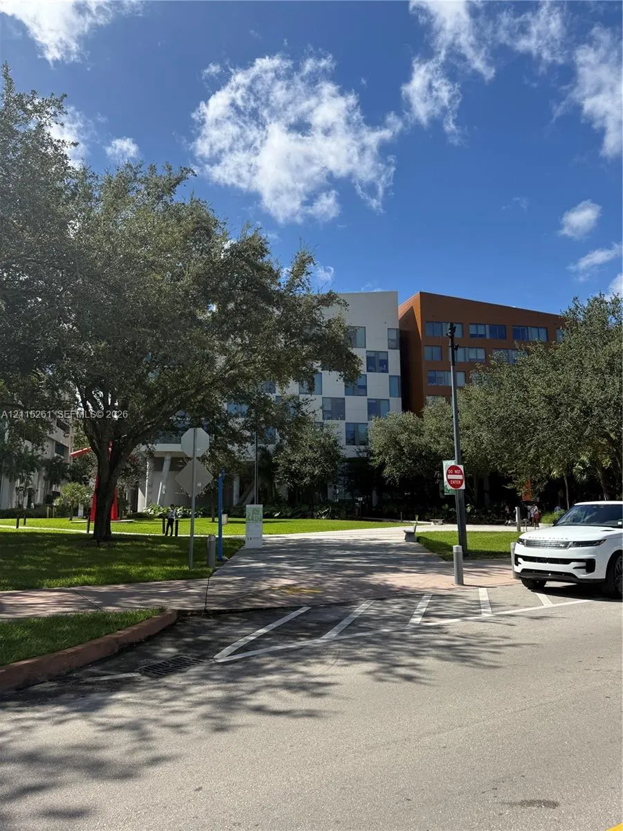 1205 Mariposa Avenue #302