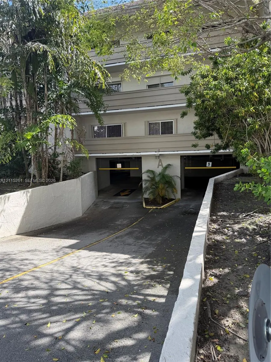 1205 Mariposa Avenue #302