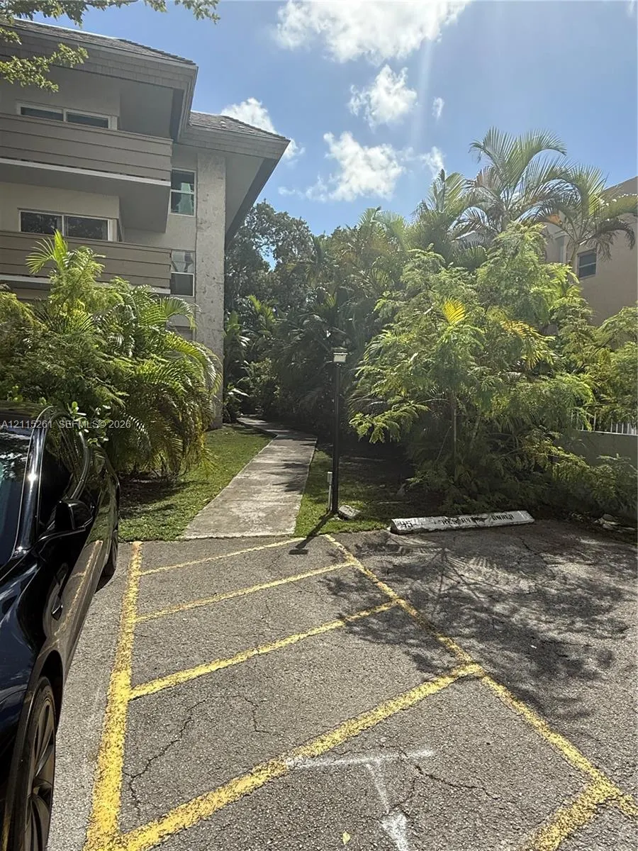 1205 Mariposa Avenue #302