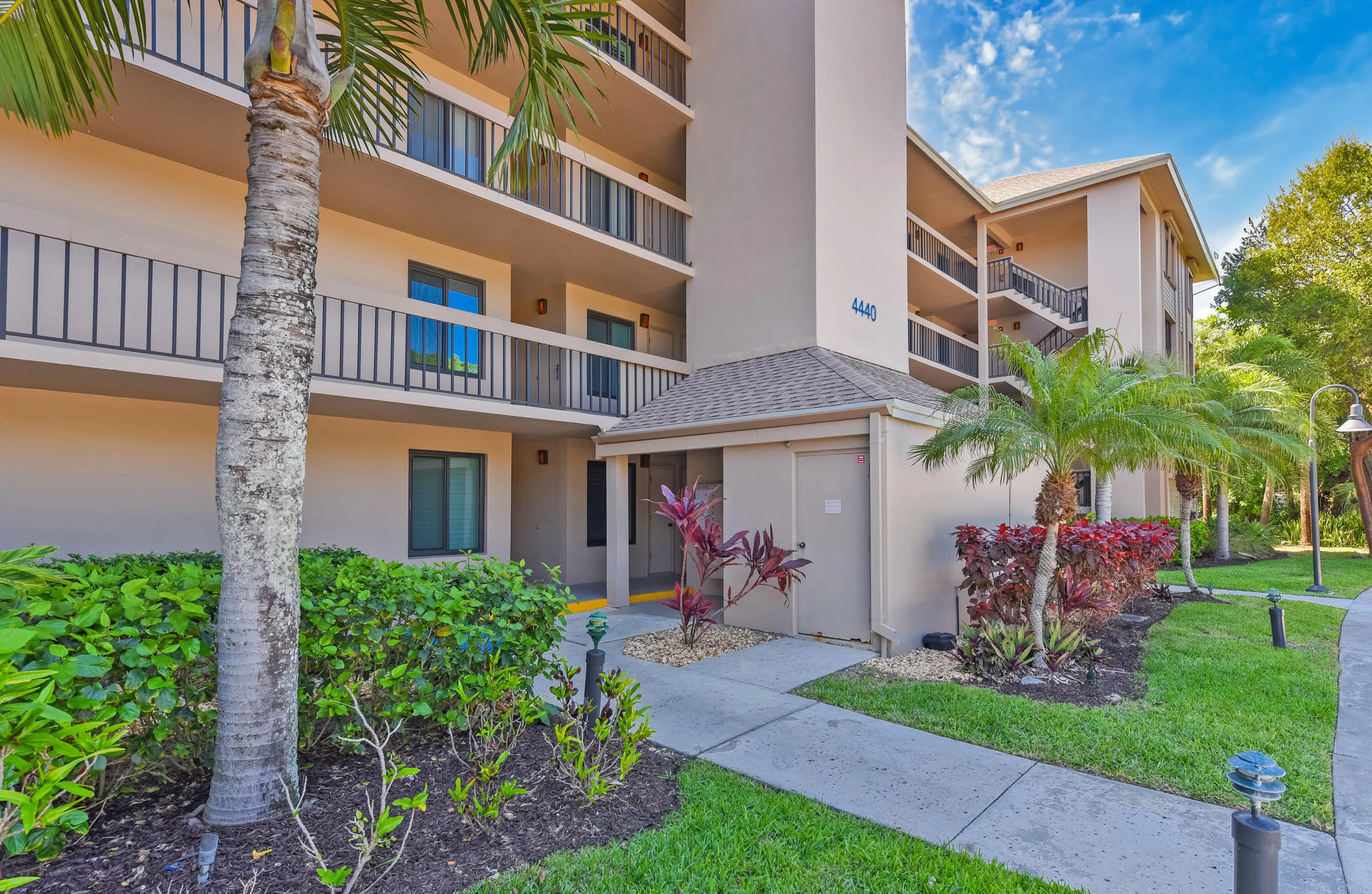 4440 NE Sandpebble Trace #104
