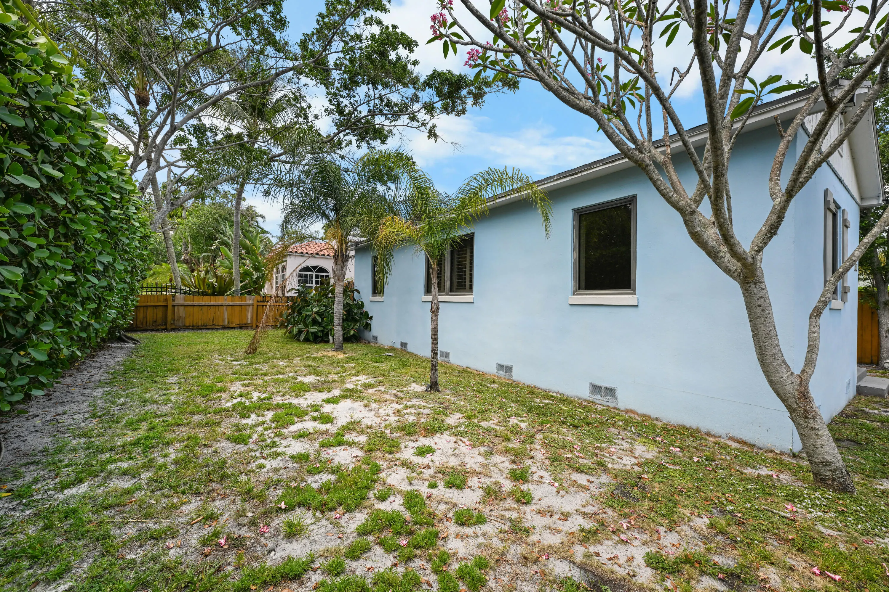 1915 Lake Avenue