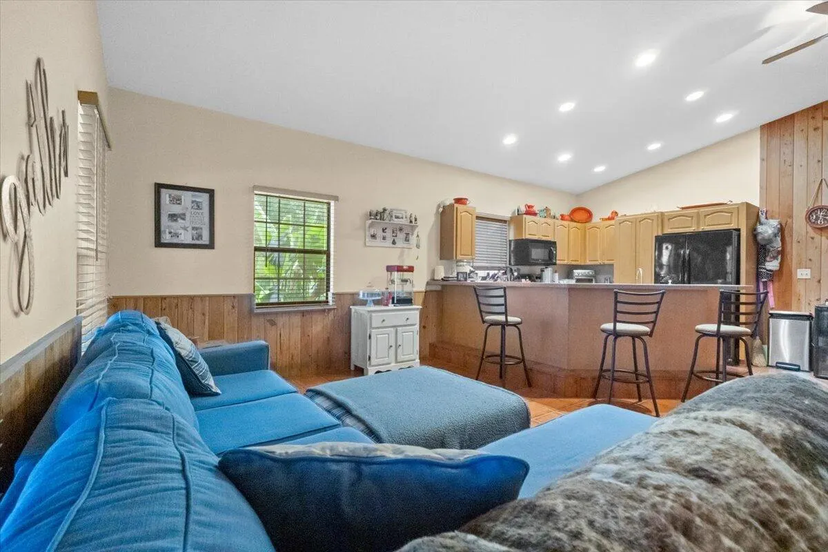 1121 River Road