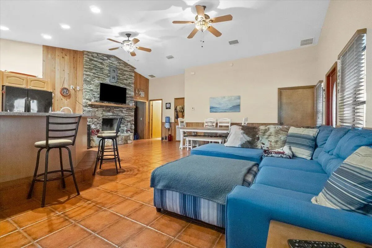 1121 River Road