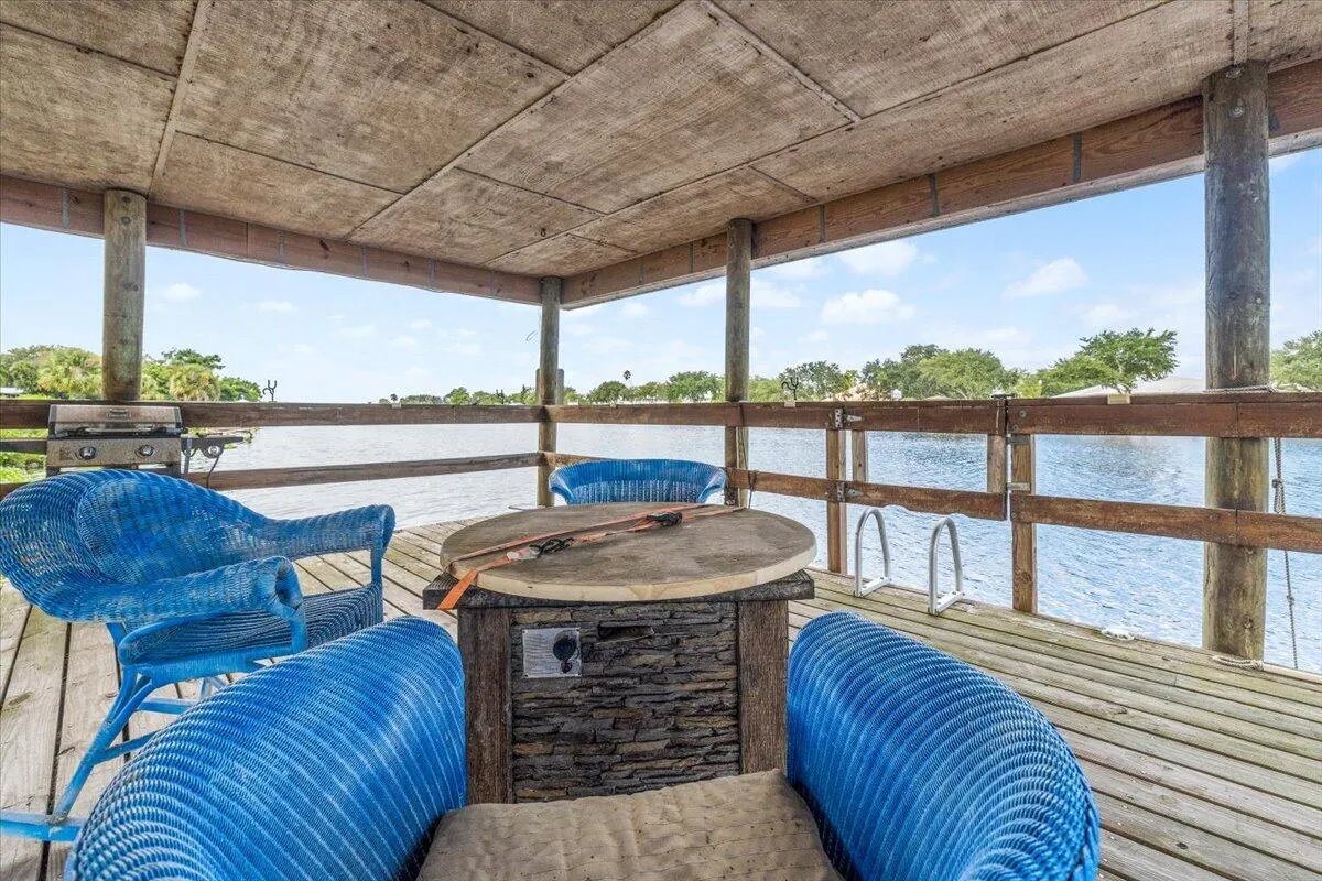 1121 River Road