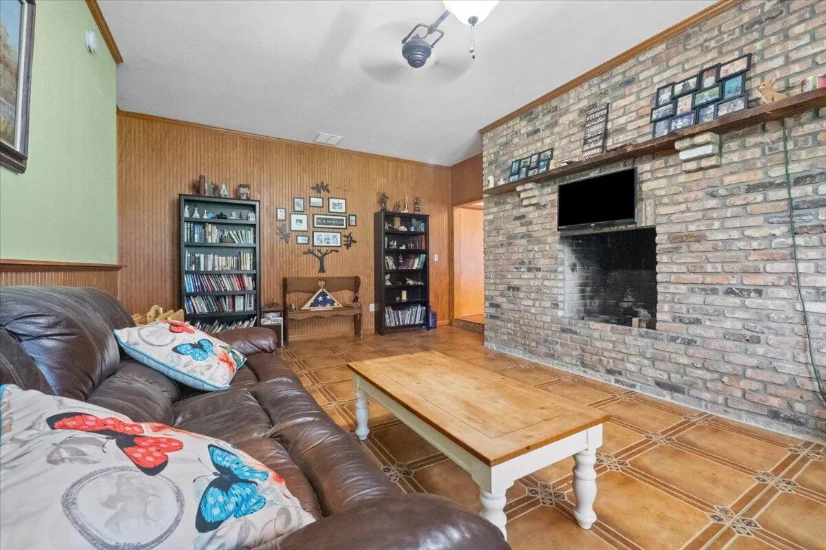 1121 River Road