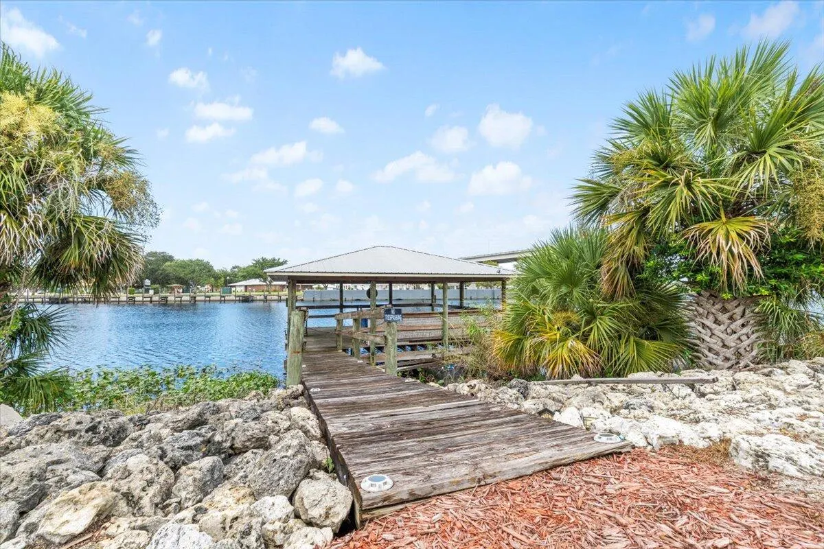 1121 River Road