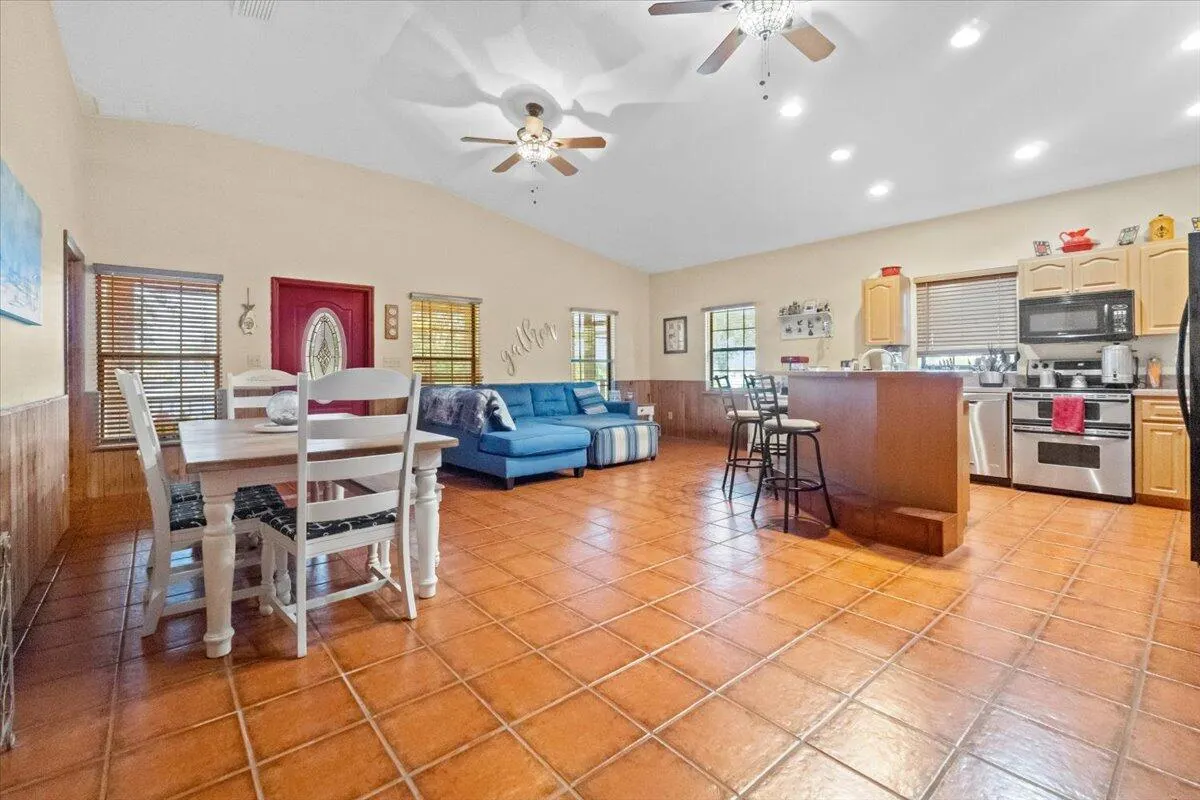 1121 River Road