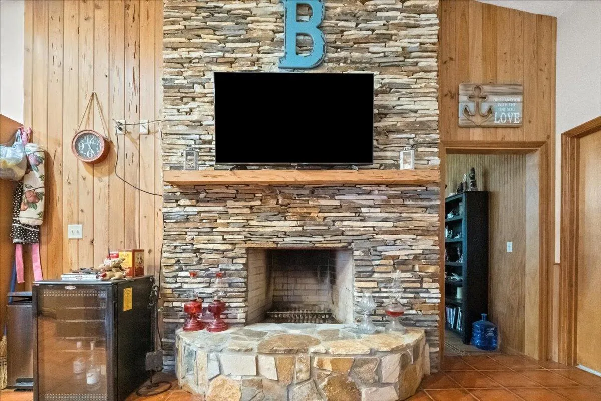 1121 River Road