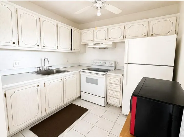 400 VILLAGE GREEN Circle W #205
