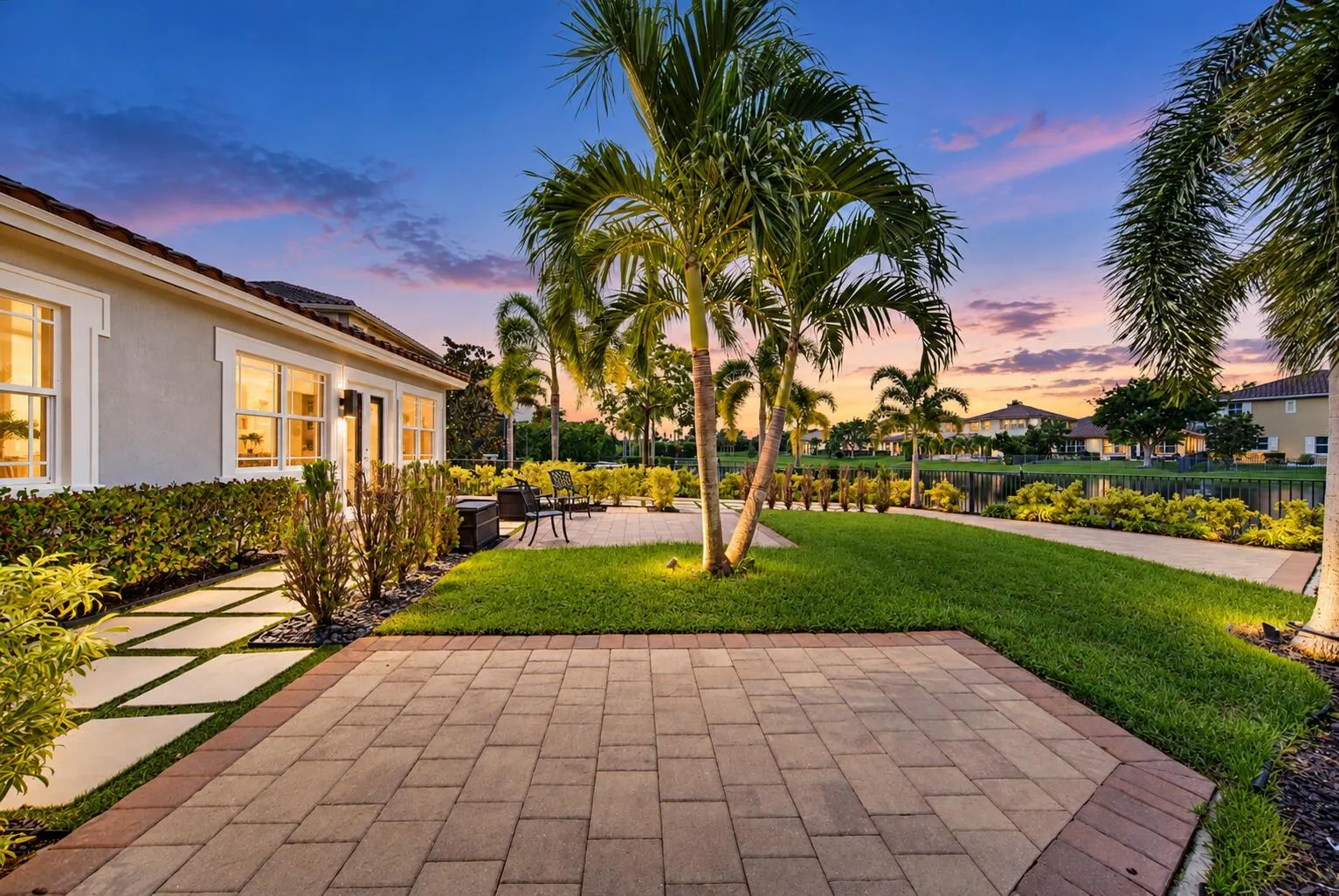 8561 LAKESIDE Bend
