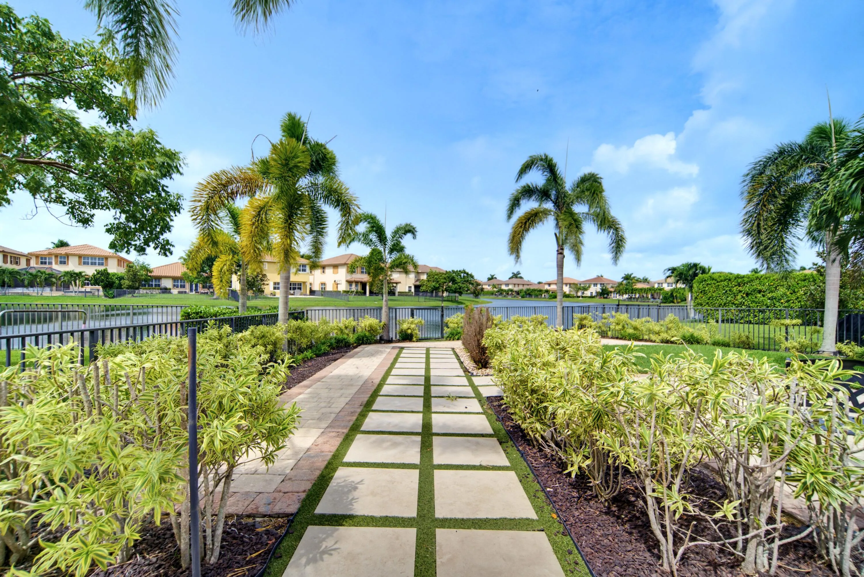 8561 LAKESIDE Bend