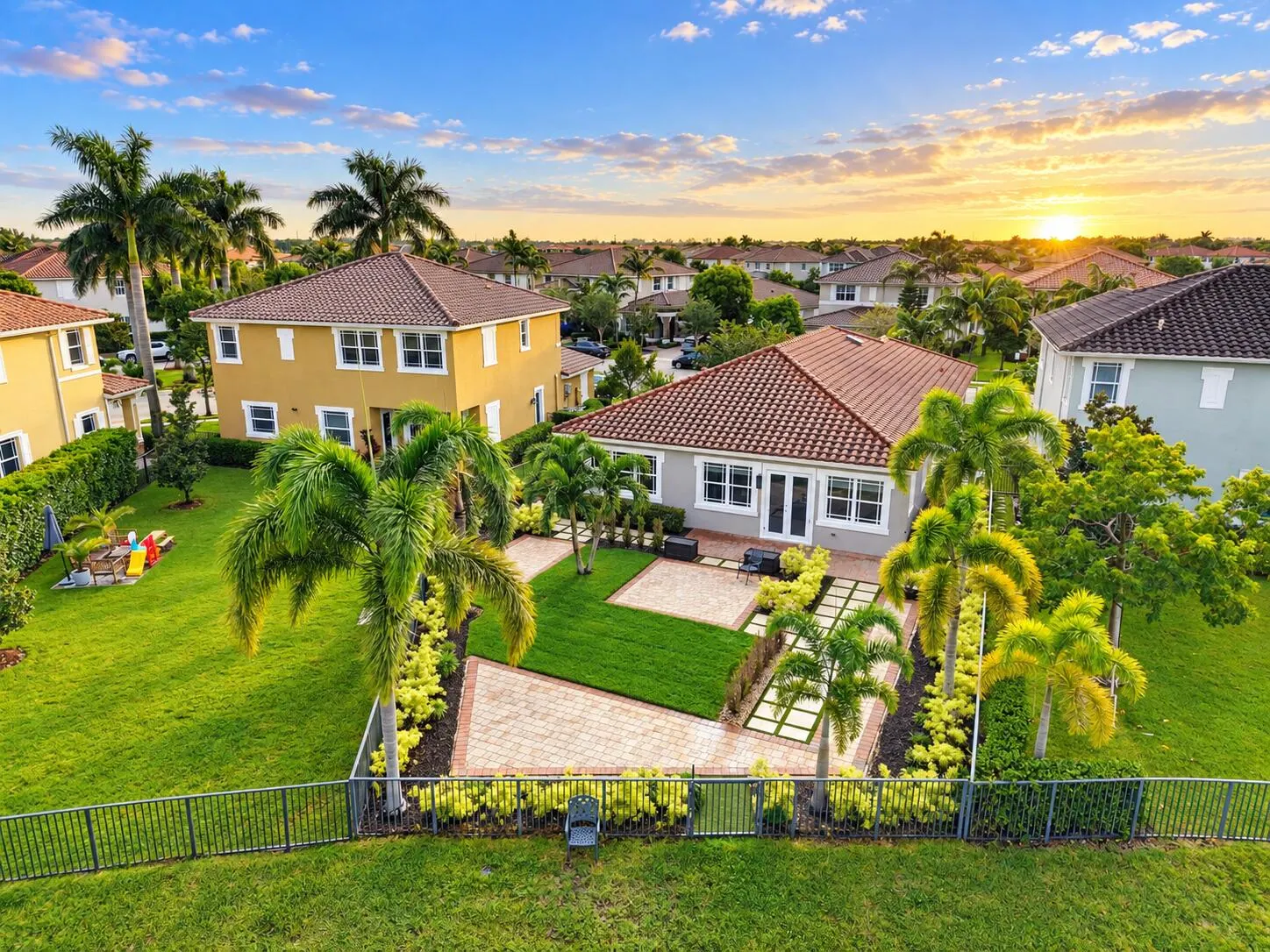 8561 LAKESIDE Bend