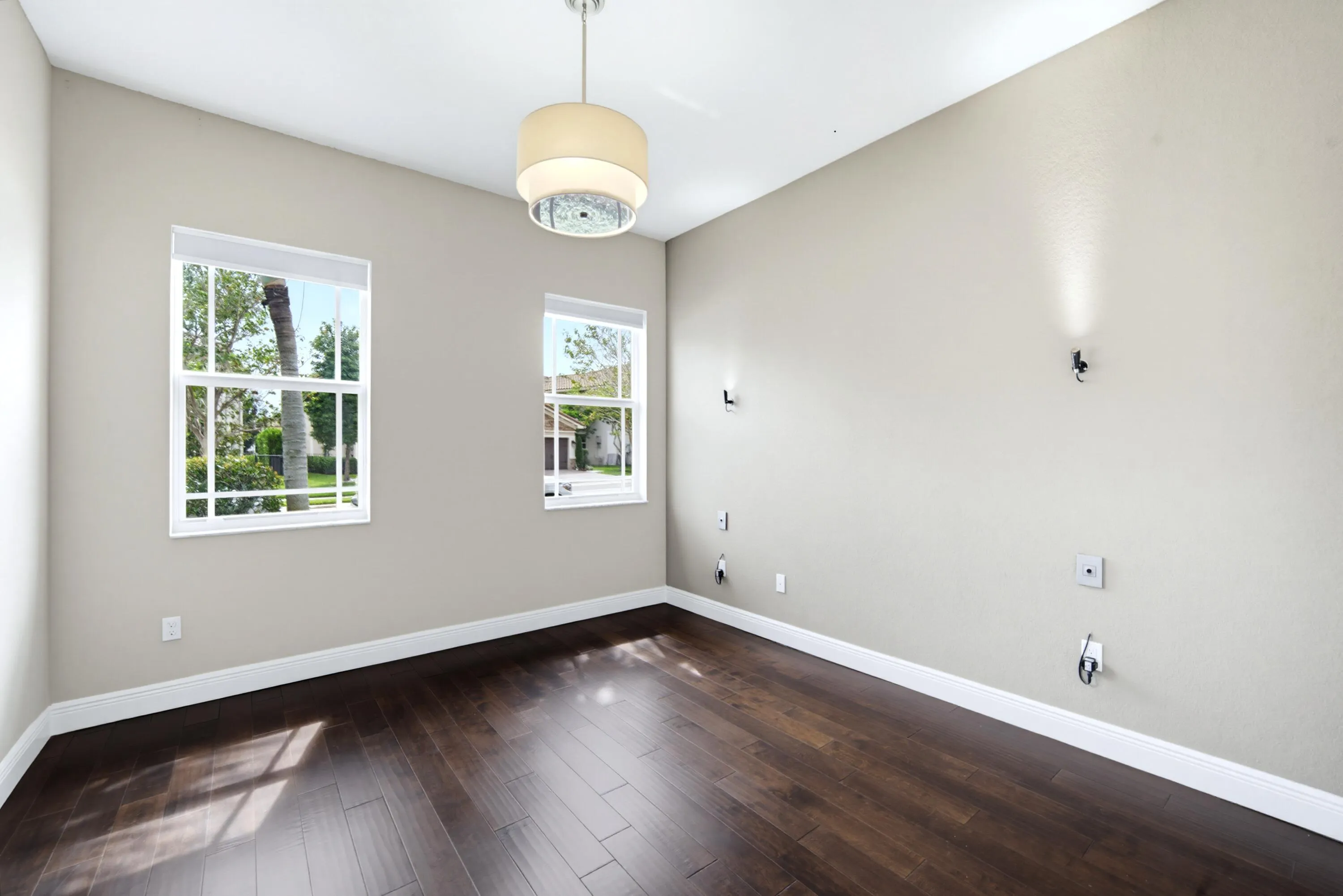 8561 LAKESIDE Bend