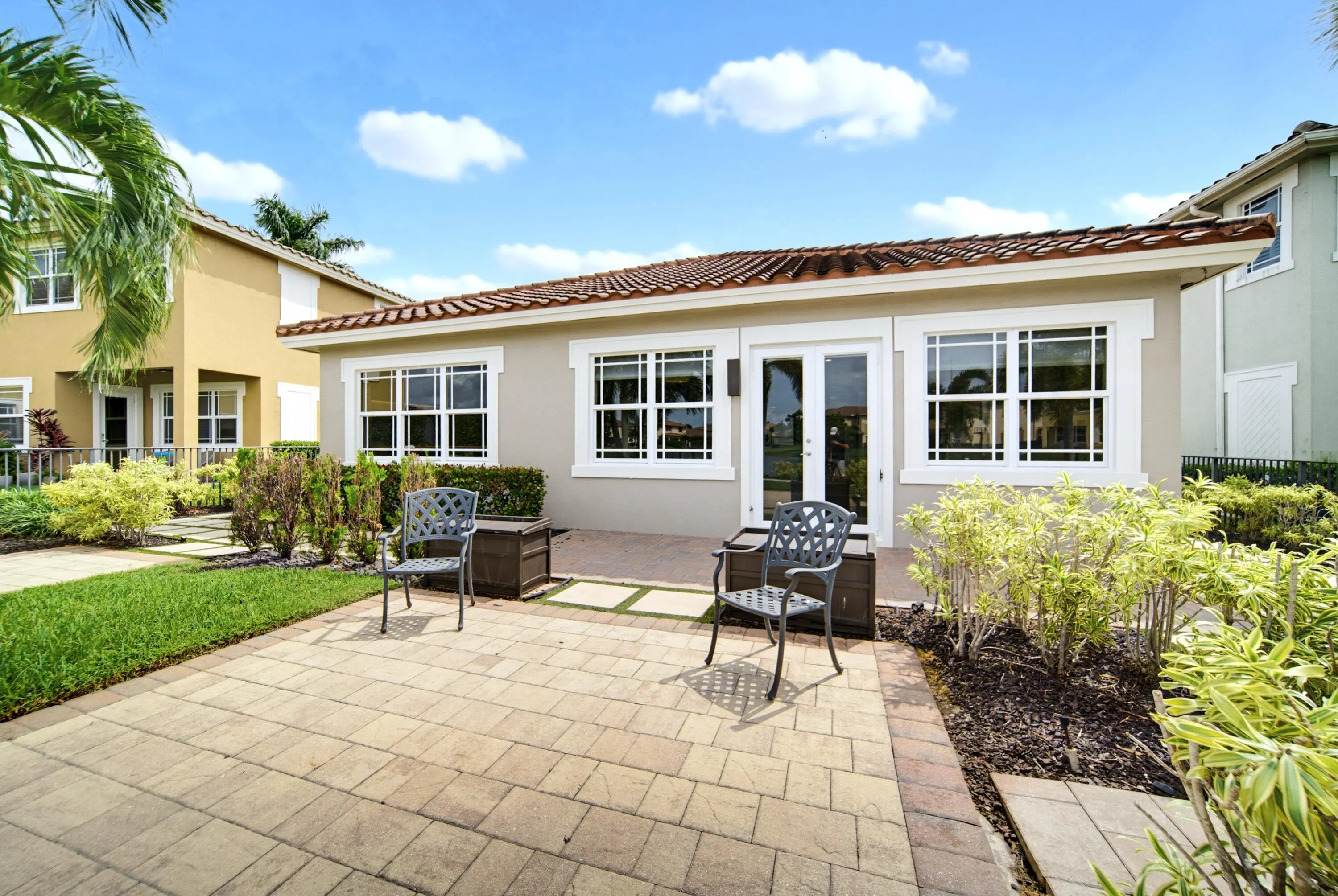 8561 LAKESIDE Bend