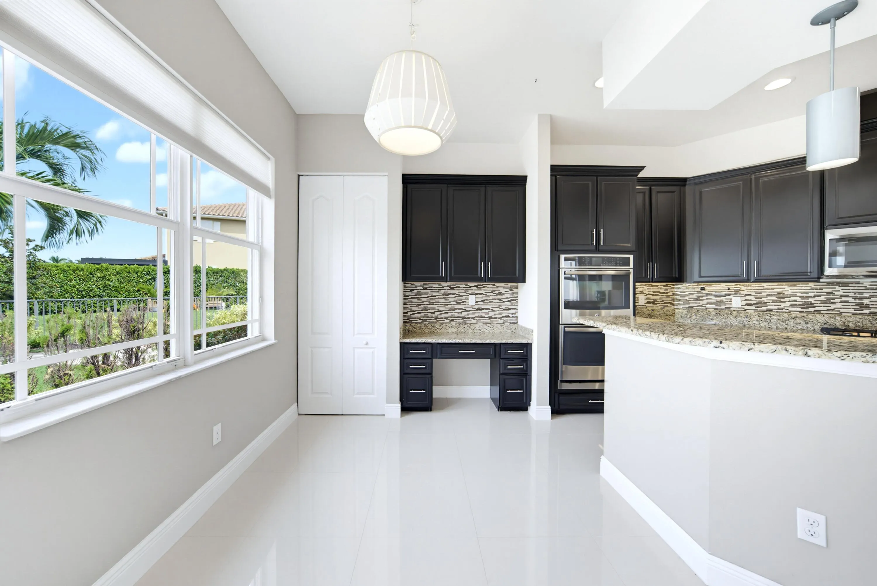 8561 LAKESIDE Bend