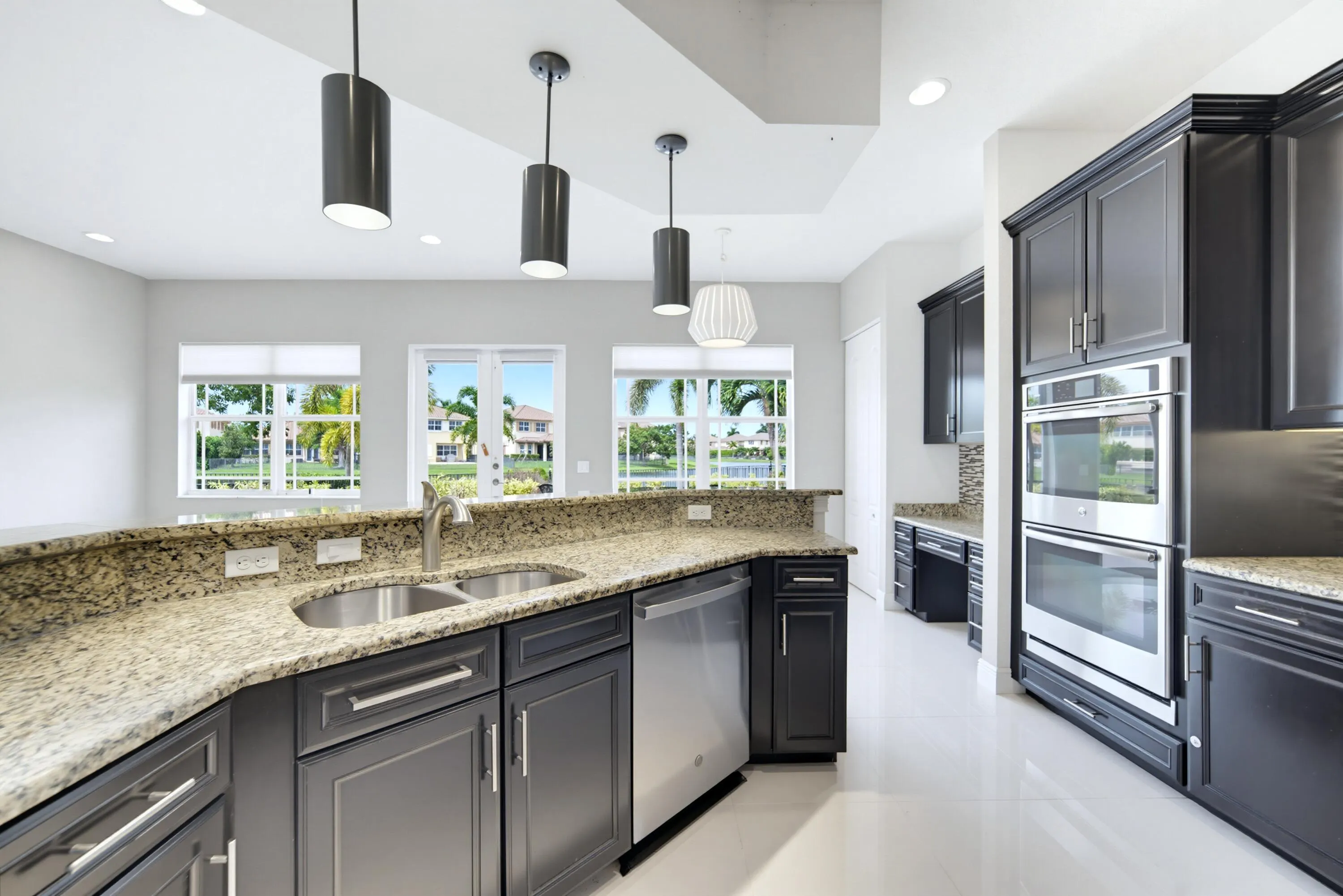 8561 LAKESIDE Bend