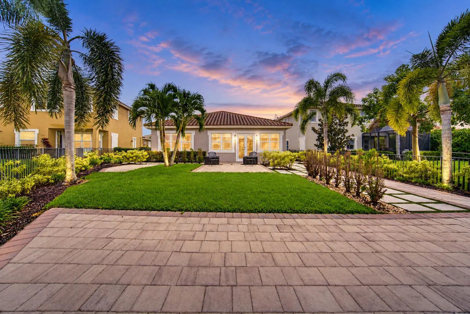 8561 LAKESIDE Bend