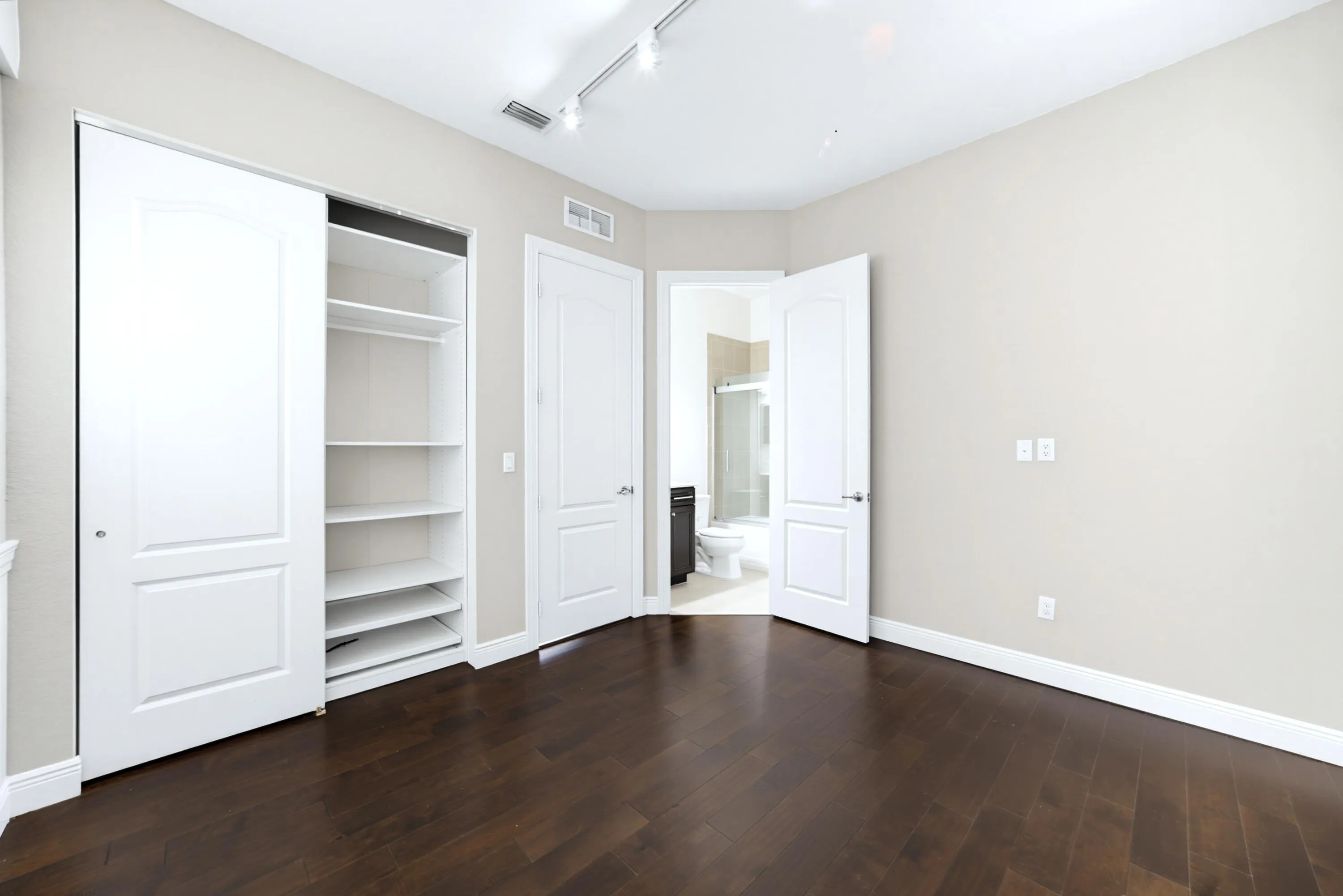 8561 LAKESIDE Bend