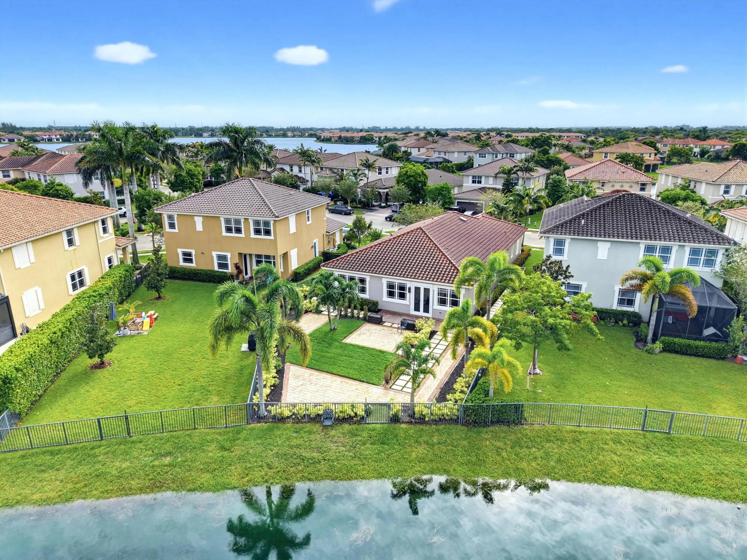 8561 LAKESIDE Bend