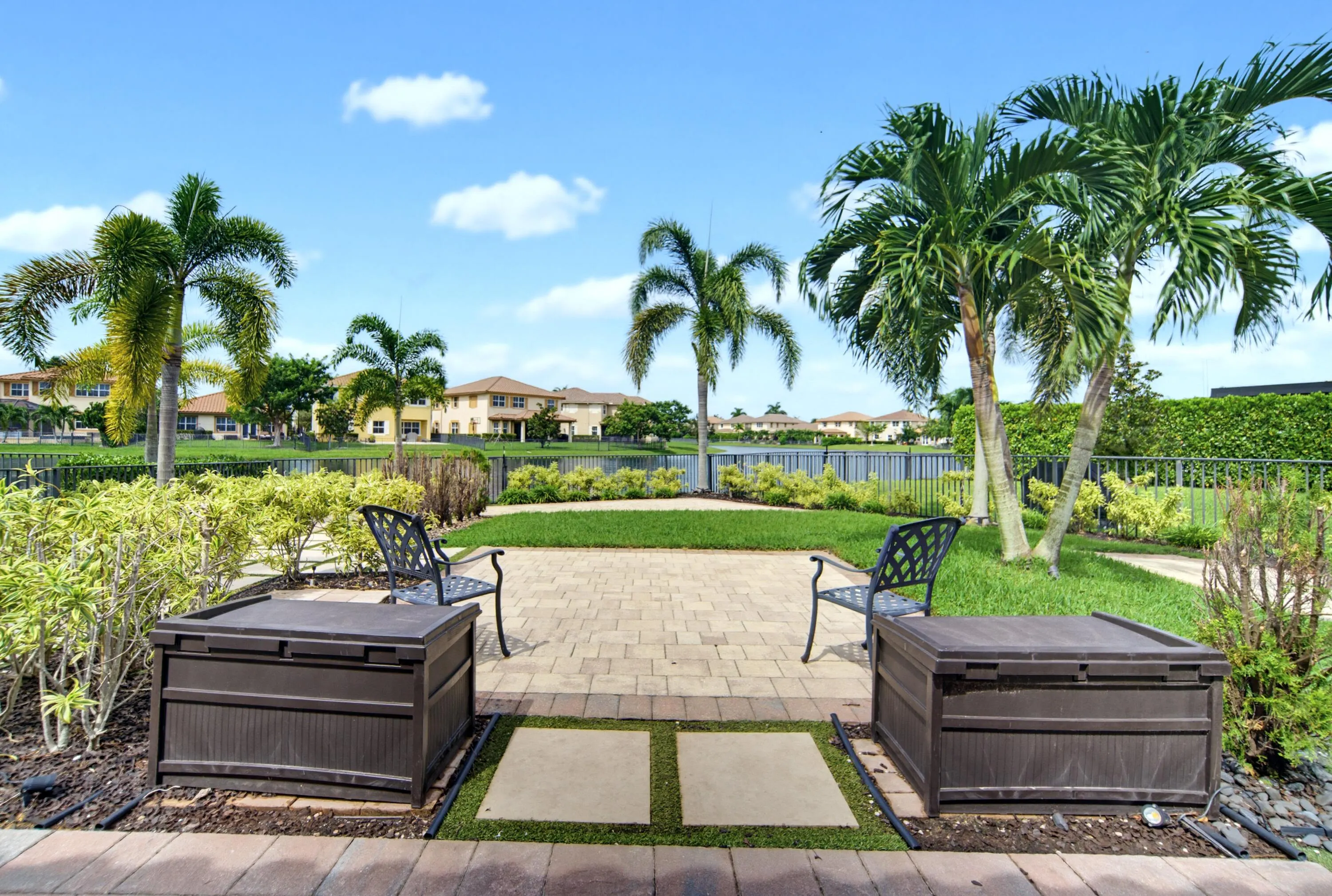8561 LAKESIDE Bend